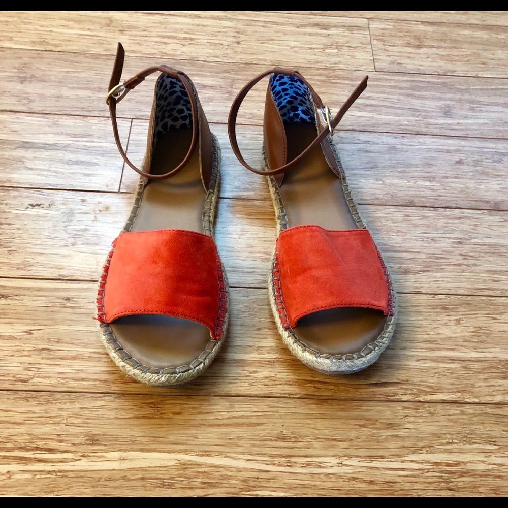 Woman’s Sandals - Picture 2 of 5